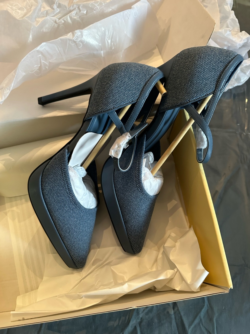 Women's new never worn do slip blue Textured Pointed-Toe shoes with cushy inside
